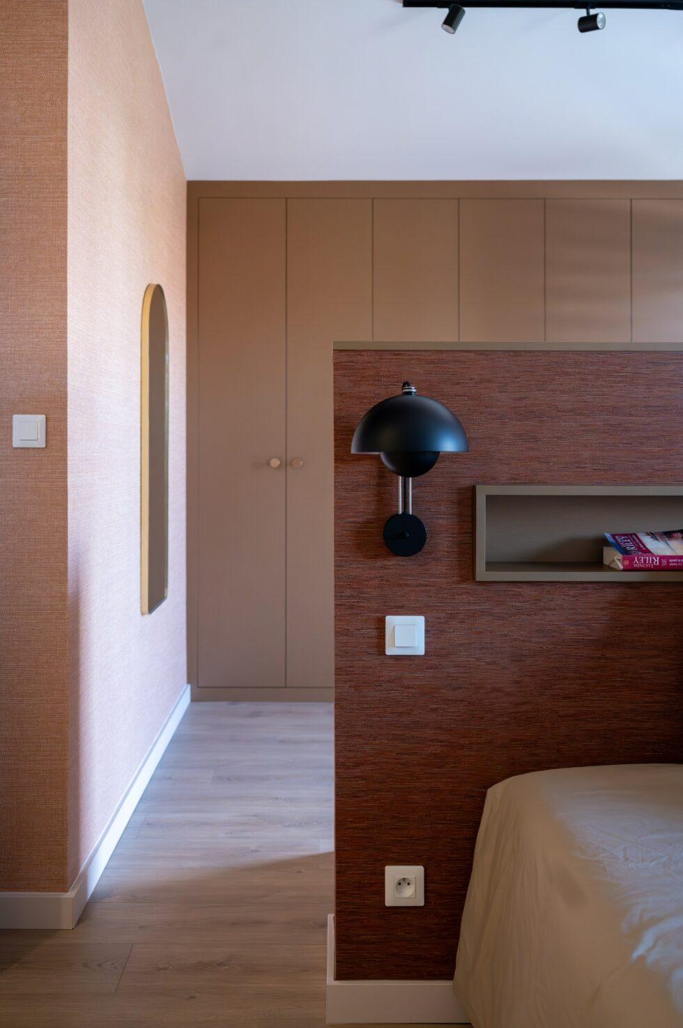 Rénovation de l’étage complet d’une maison située en région toulousaine, avec création d’une suite parentale élégante, deux salles de bain repensées, et une atmosphère chaleureuse et contemporaine.