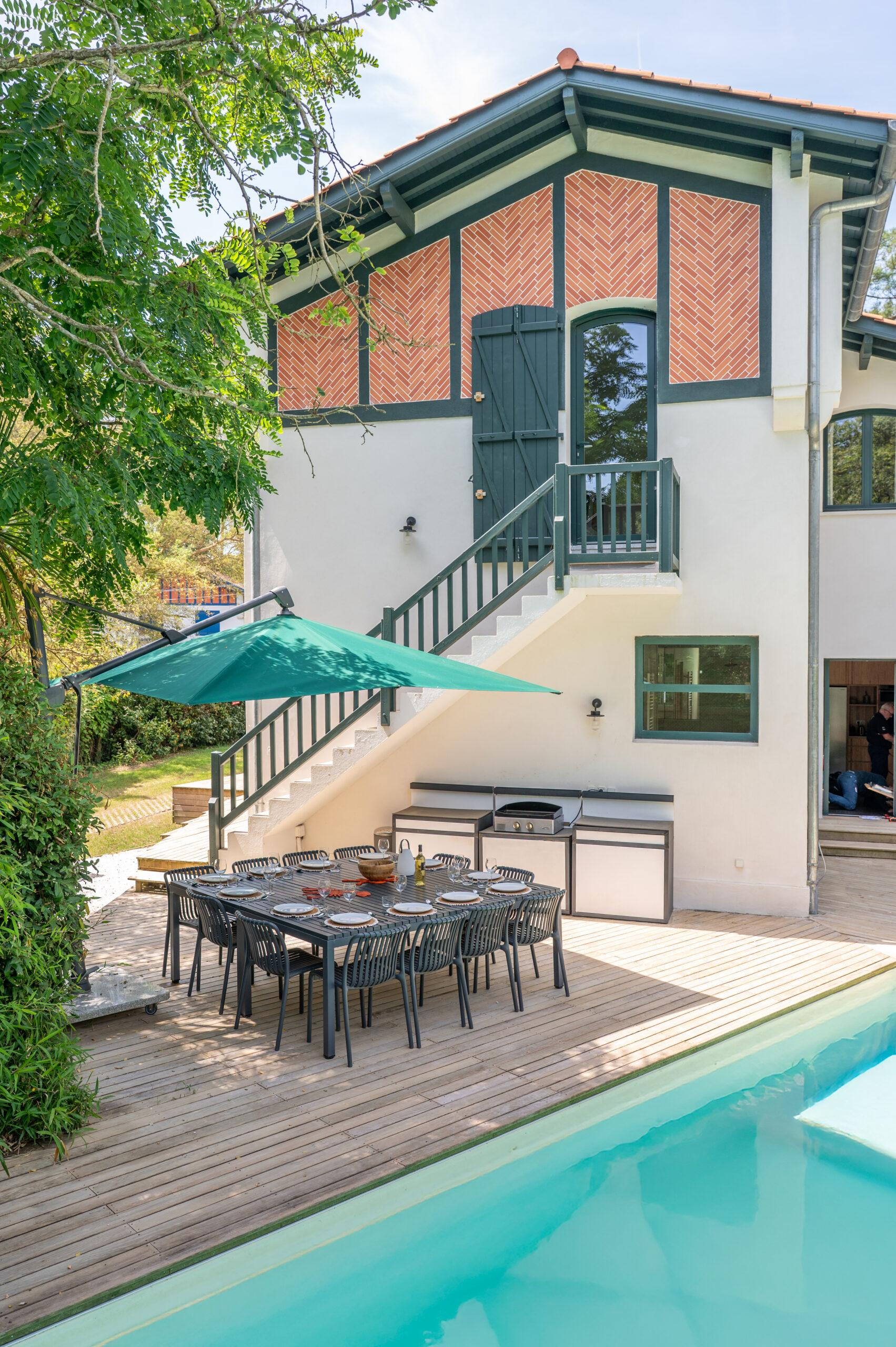 Décoration sur mesure de la Villa HITIA à HOSSEGOR, une résidence secondaire familiale à l'esprit chaleureux et convivial. Un style qui fait honneur à la nature et au territoire landais !